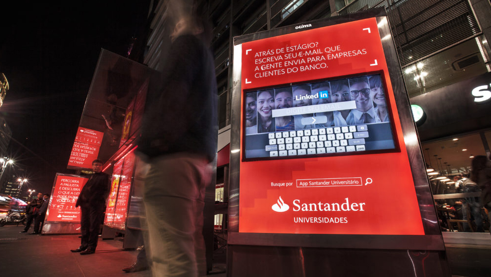 Santander faz campanha com foco em universitários