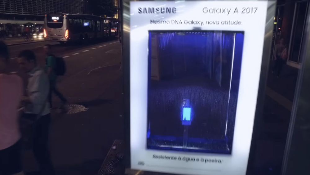 Ação inédita demonstra a resistência à água do novo smartphone Galaxy A
