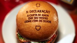 X-Declaração: para o Dia dos Namorados, Heinz incentiva declarações de amor em hambúrguer